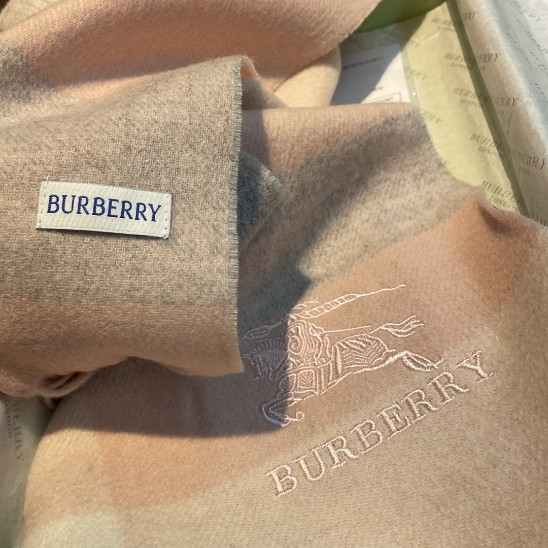 ✨✨Burberry · 巴宝莉双面围巾❗好看的要疯掉了，太有型太有魅力了❗❗非常斯文时尚的秋冬单品！真