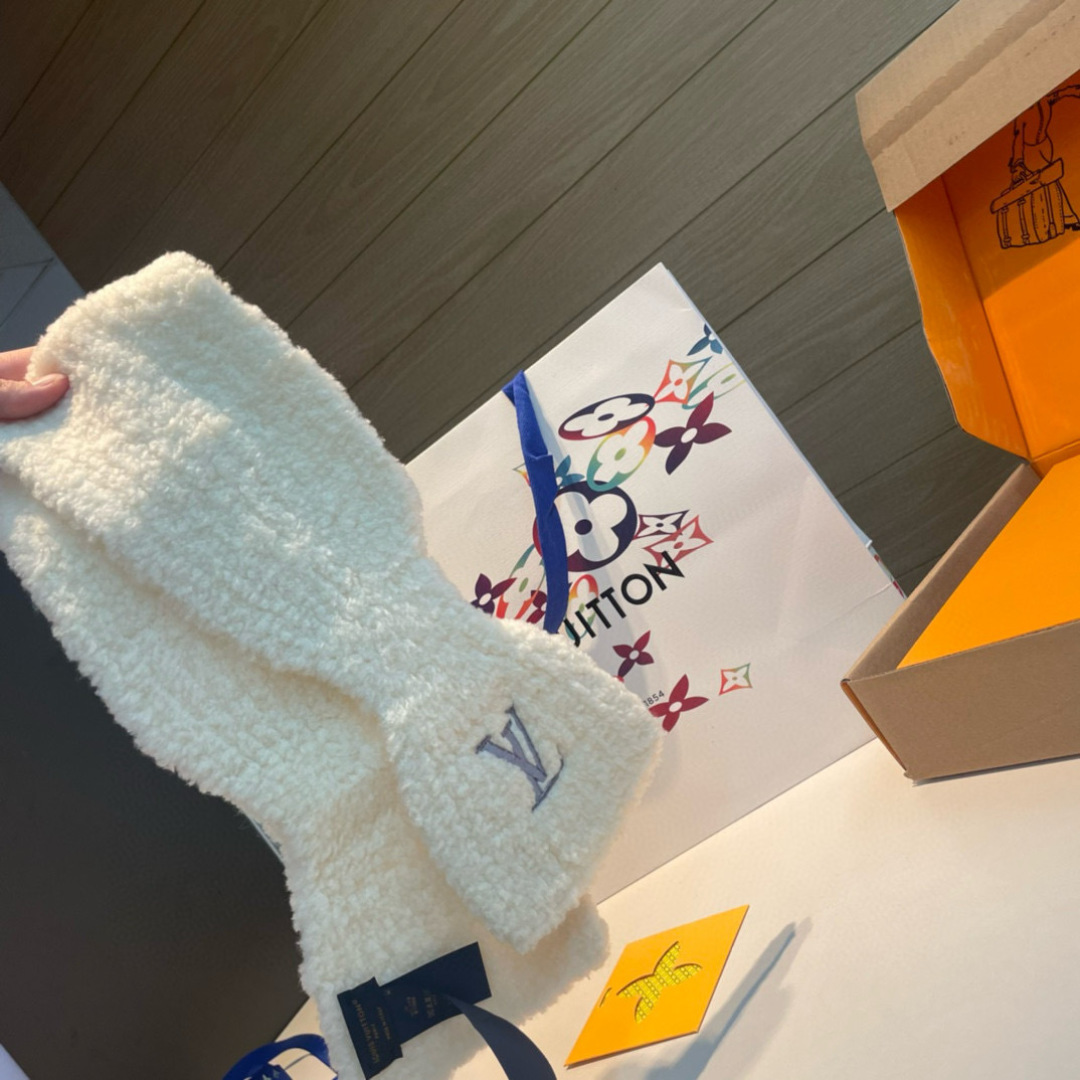 Only LV Mini Comfy 围巾以柔软绵羊毛混纺浓缩经典廓形，于凛凛寒冬围裹舒适暖意。LV字母