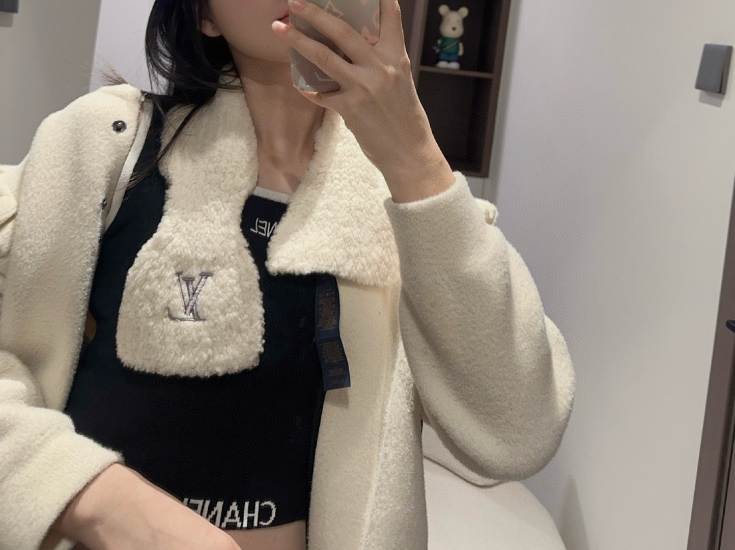 Only LV Mini Comfy 围巾以柔软绵羊毛混纺浓缩经典廓形，于凛凛寒冬围裹舒适暖意。LV字母