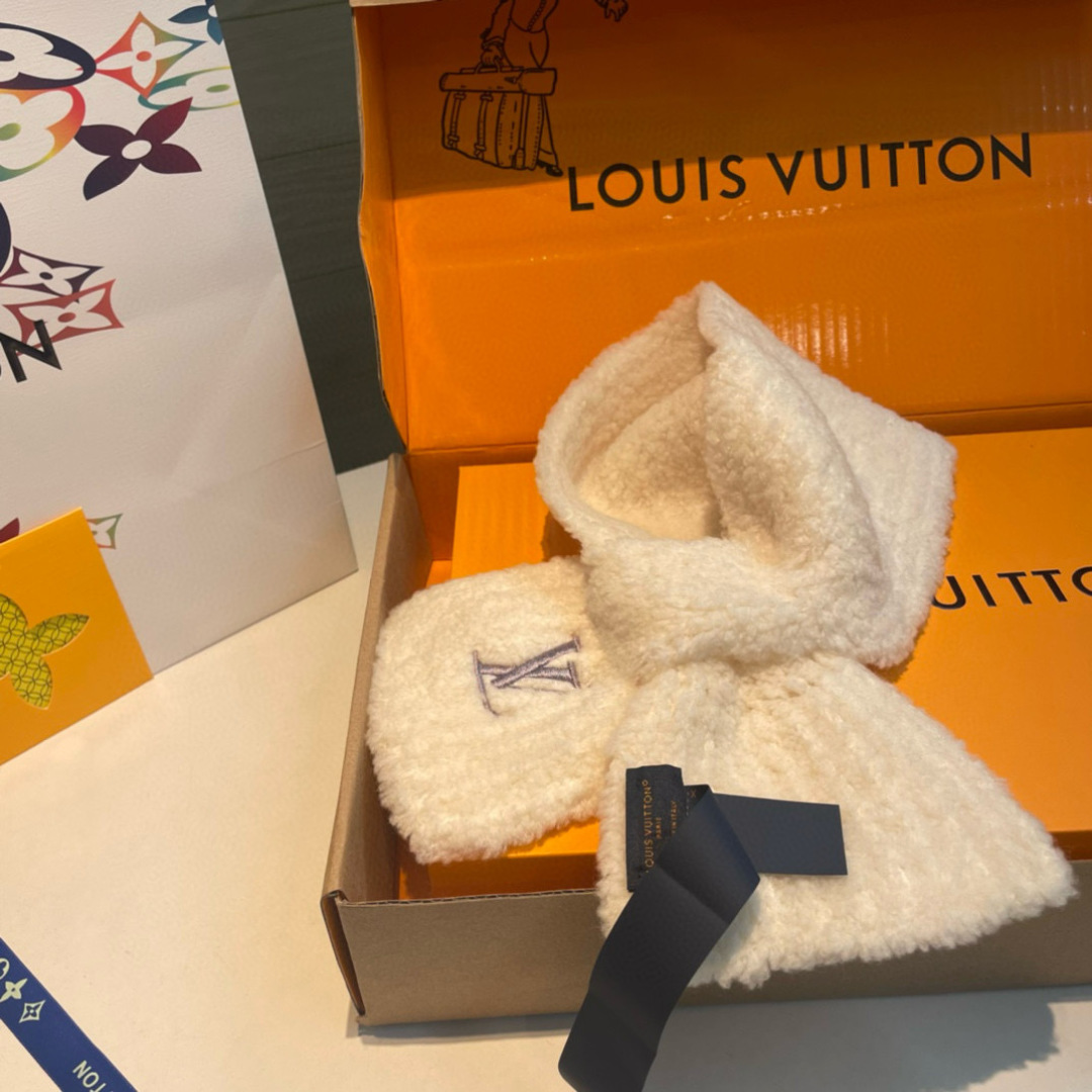 Only LV Mini Comfy 围巾以柔软绵羊毛混纺浓缩经典廓形，于凛凛寒冬围裹舒适暖意。LV字母