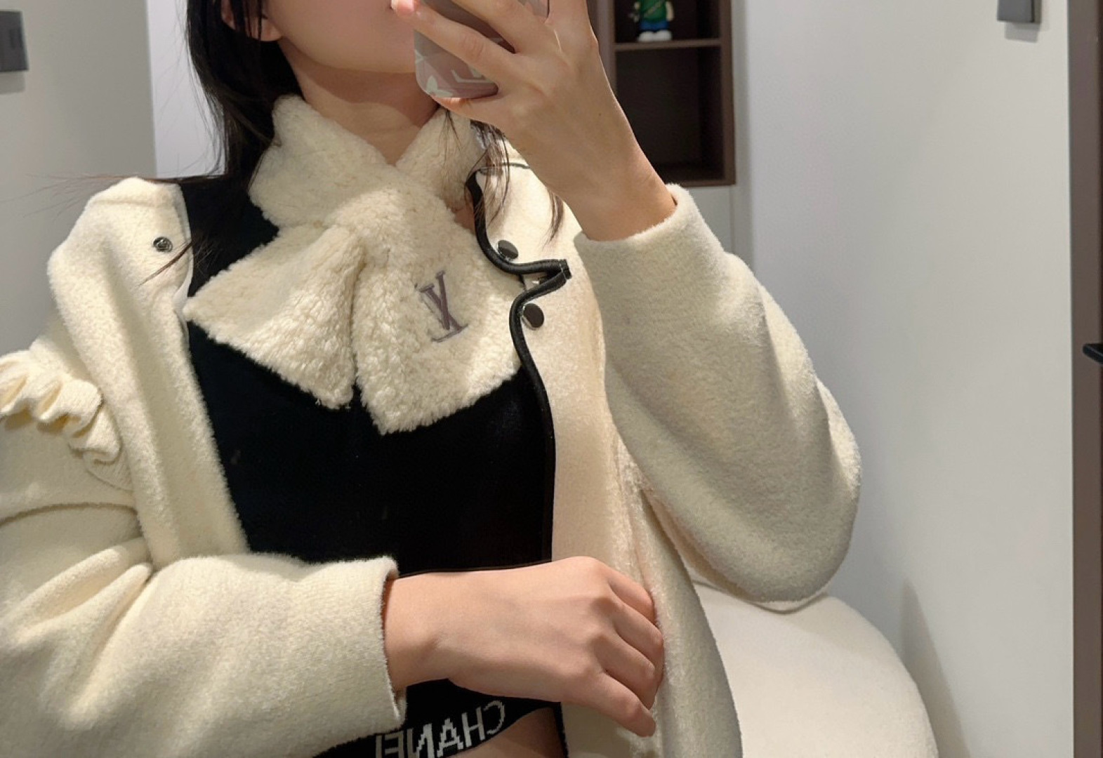 Only LV Mini Comfy 围巾以柔软绵羊毛混纺浓缩经典廓形，于凛凛寒冬围裹舒适暖意。LV字母