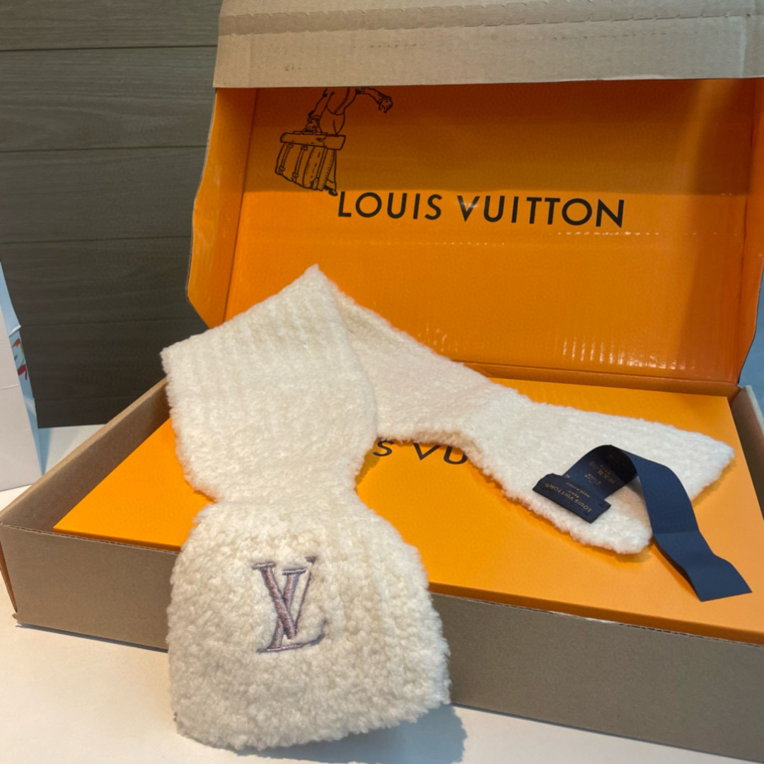 Only LV Mini Comfy 围巾以柔软绵羊毛混纺浓缩经典廓形，于凛凛寒冬围裹舒适暖意。LV字母