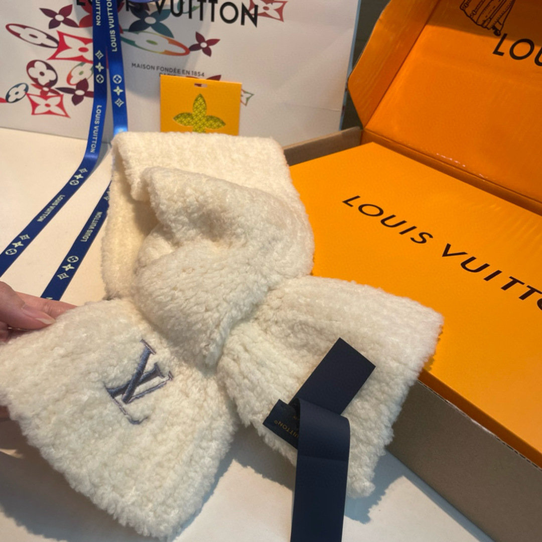 Only LV Mini Comfy 围巾以柔软绵羊毛混纺浓缩经典廓形，于凛凛寒冬围裹舒适暖意。LV字母