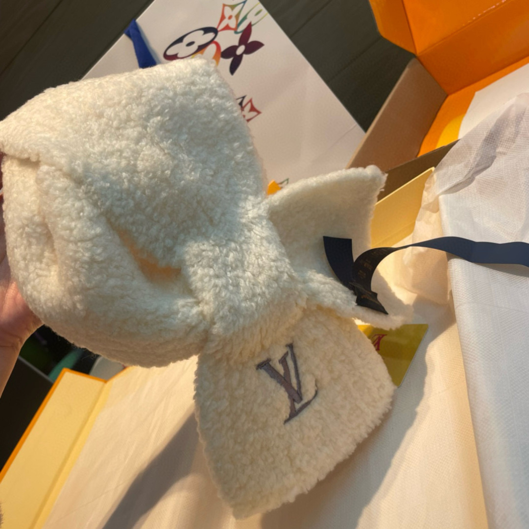 Only LV Mini Comfy 围巾以柔软绵羊毛混纺浓缩经典廓形，于凛凛寒冬围裹舒适暖意。LV字母