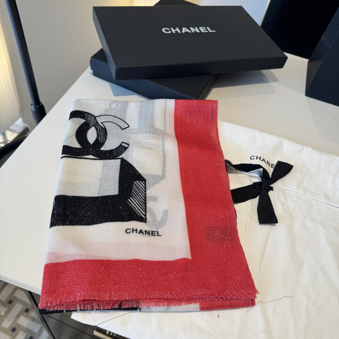 上新❤️超级有腔调！！！巨巨巨巨美的闪光女神】谁懂这种秋冬调性的美啊？！！！这款小香披肩也是我疯狂喜欢的