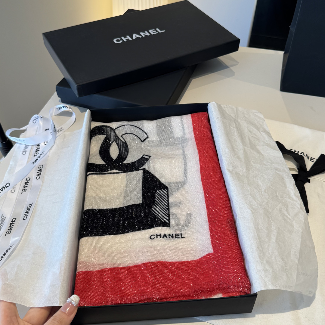 上新❤️超级有腔调！！！巨巨巨巨美的闪光女神】谁懂这种秋冬调性的美啊？！！！这款小香披肩也是我疯狂喜欢的