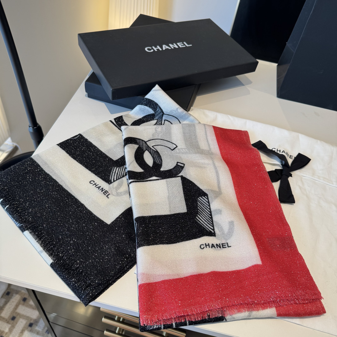 上新❤️超级有腔调！！！巨巨巨巨美的闪光女神】谁懂这种秋冬调性的美啊？！！！这款小香披肩也是我疯狂喜欢的