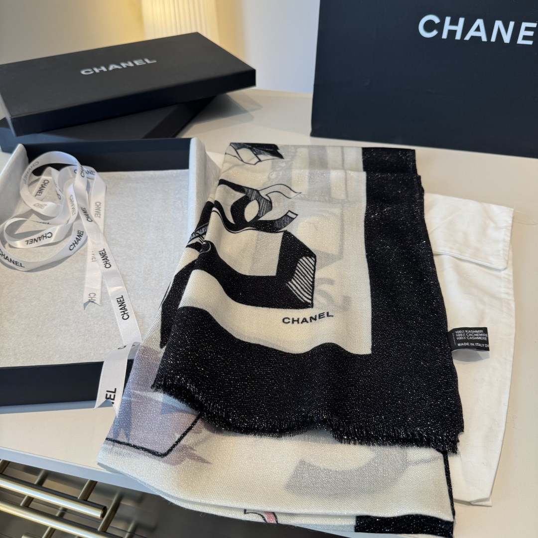 上新❤️超级有腔调！！！巨巨巨巨美的闪光女神】谁懂这种秋冬调性的美啊？！！！这款小香披肩也是我疯狂喜欢的