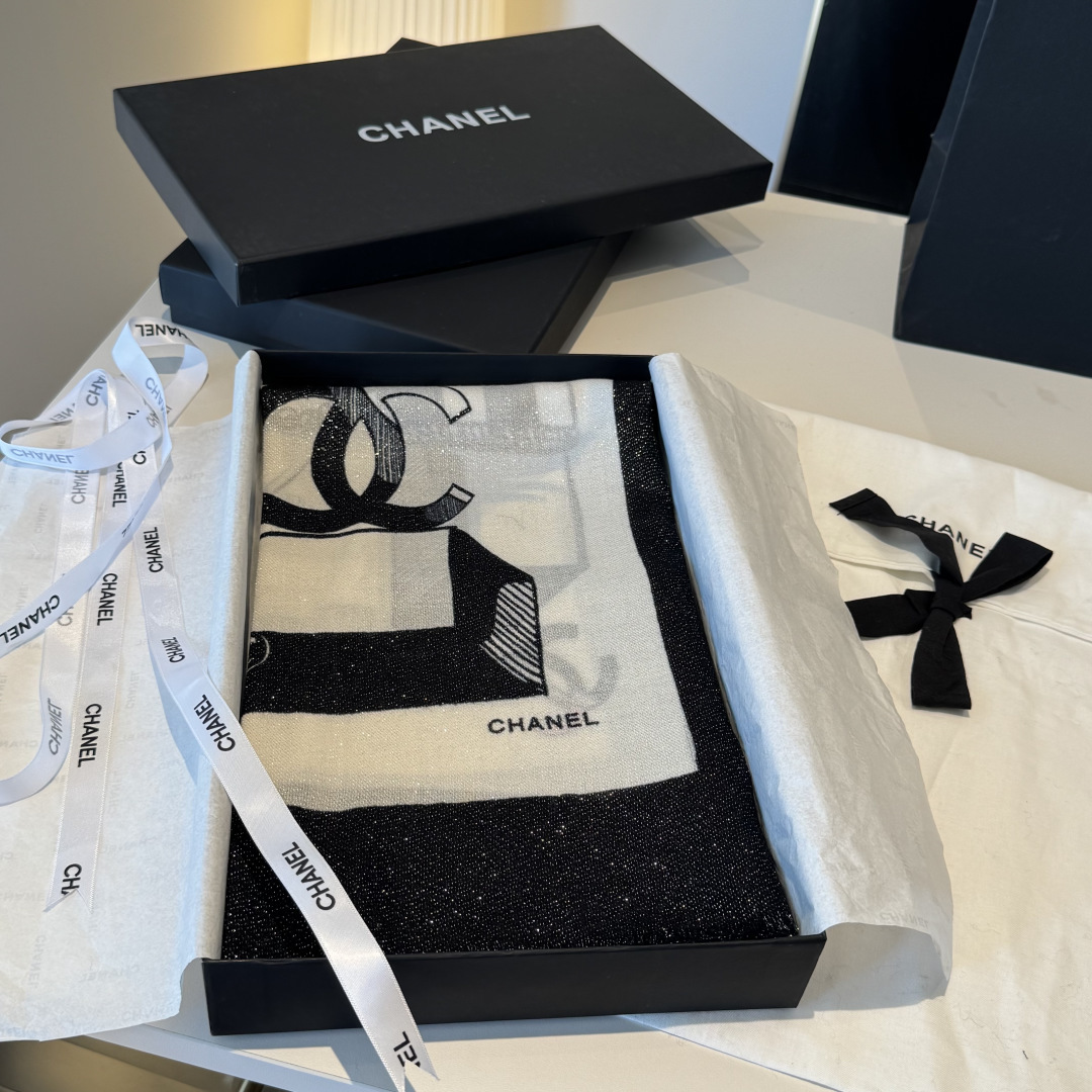 上新❤️超级有腔调！！！巨巨巨巨美的闪光女神】谁懂这种秋冬调性的美啊？！！！这款小香披肩也是我疯狂喜欢的