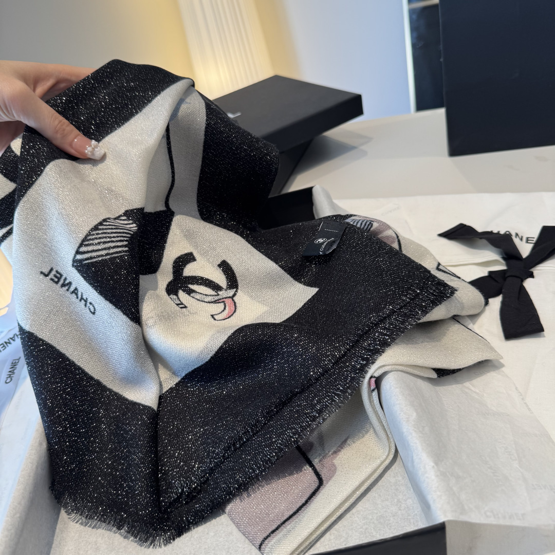 上新❤️超级有腔调！！！巨巨巨巨美的闪光女神】谁懂这种秋冬调性的美啊？！！！这款小香披肩也是我疯狂喜欢的