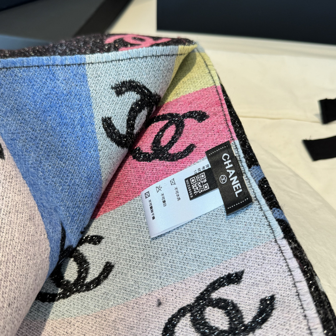 爆款彩虹围巾果然是芭比的配色，上身非常好看香奈儿彩虹围巾，chanel24c 早春新品彩虹亮丝围巾披肩，