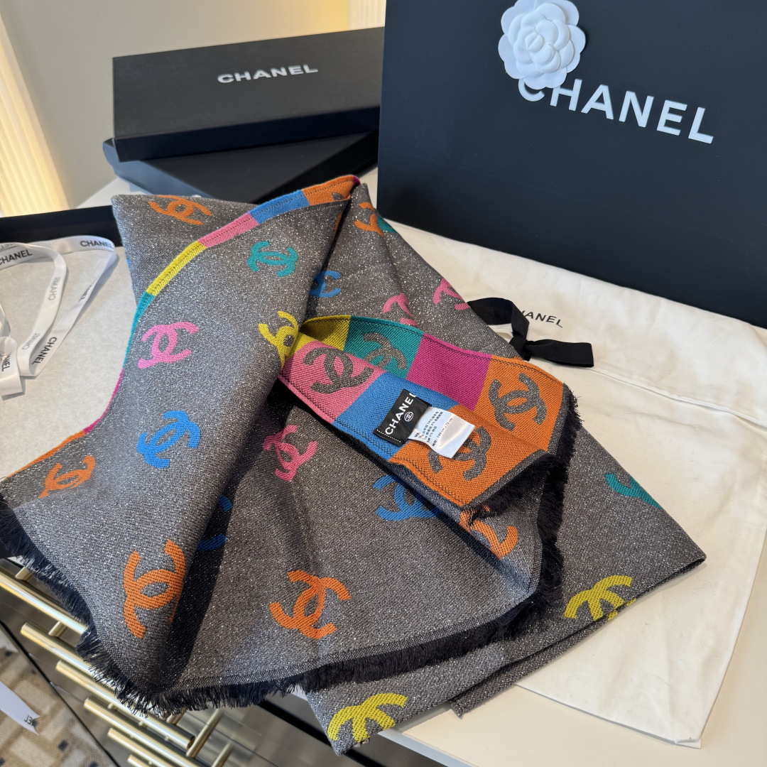 爆款彩虹围巾果然是芭比的配色，上身非常好看香奈儿彩虹围巾，chanel24c 早春新品彩虹亮丝围巾披肩，