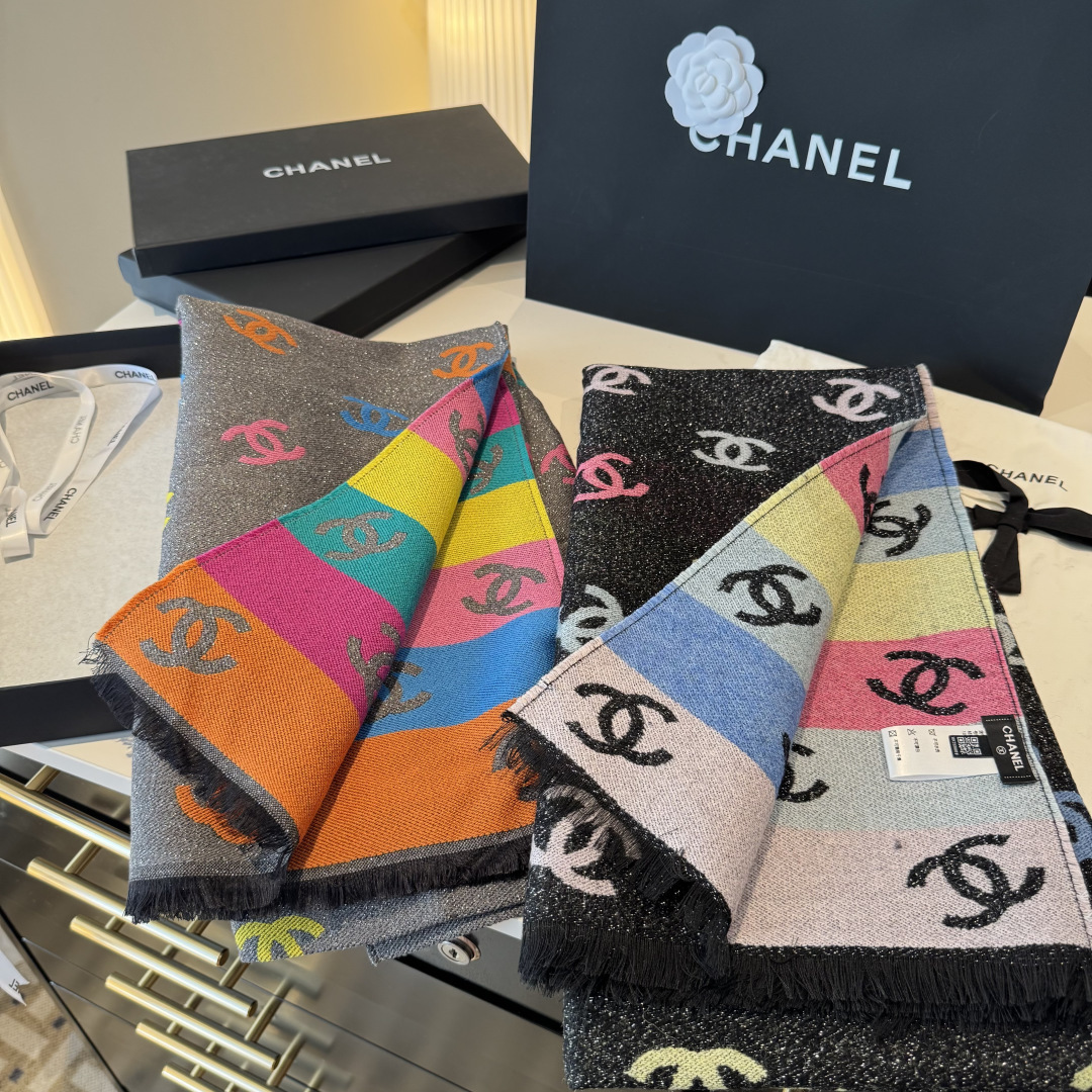 爆款彩虹围巾果然是芭比的配色，上身非常好看香奈儿彩虹围巾，chanel24c 早春新品彩虹亮丝围巾披肩，