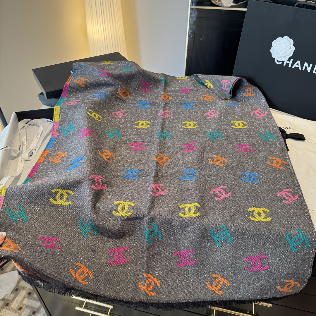 爆款彩虹围巾果然是芭比的配色，上身非常好看香奈儿彩虹围巾，chanel24c 早春新品彩虹亮丝围巾披肩，