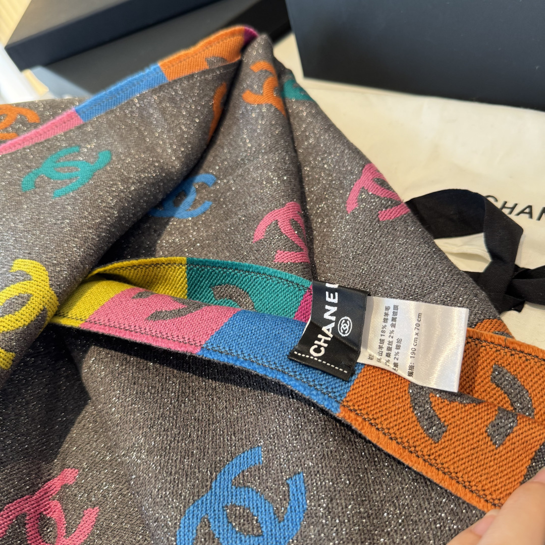 爆款彩虹围巾果然是芭比的配色，上身非常好看香奈儿彩虹围巾，chanel24c 早春新品彩虹亮丝围巾披肩，