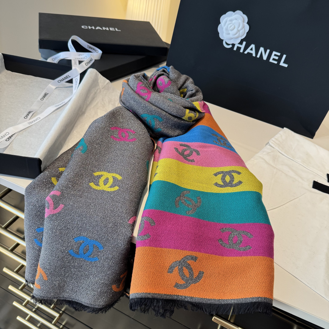 爆款彩虹围巾果然是芭比的配色，上身非常好看香奈儿彩虹围巾，chanel24c 早春新品彩虹亮丝围巾披肩，