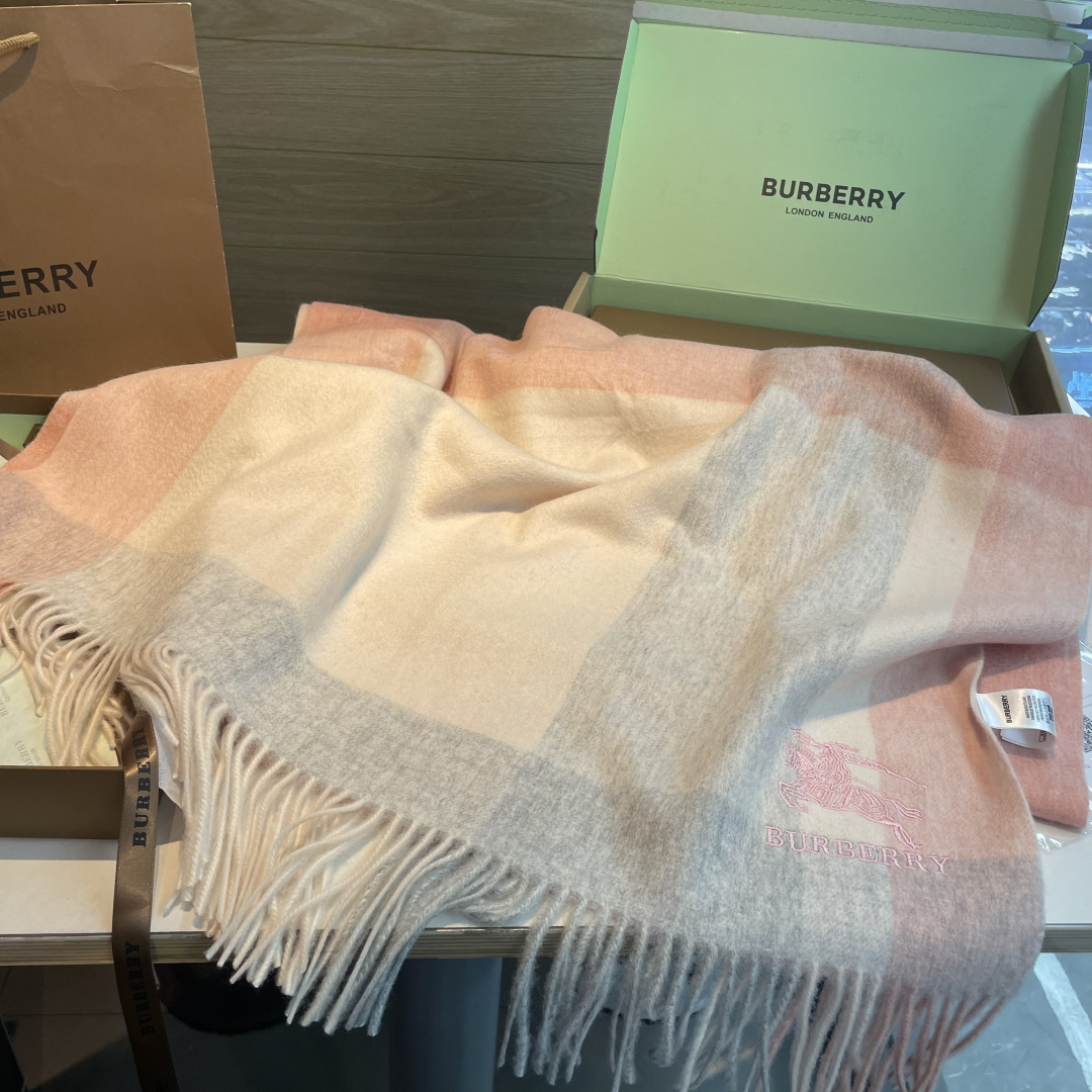 🆕Burberry ·巴宝莉爱心款💗❗️大B家新品围巾披肩‮磅重‬来了❗️bur原单殿堂‮皇级‬室最新款