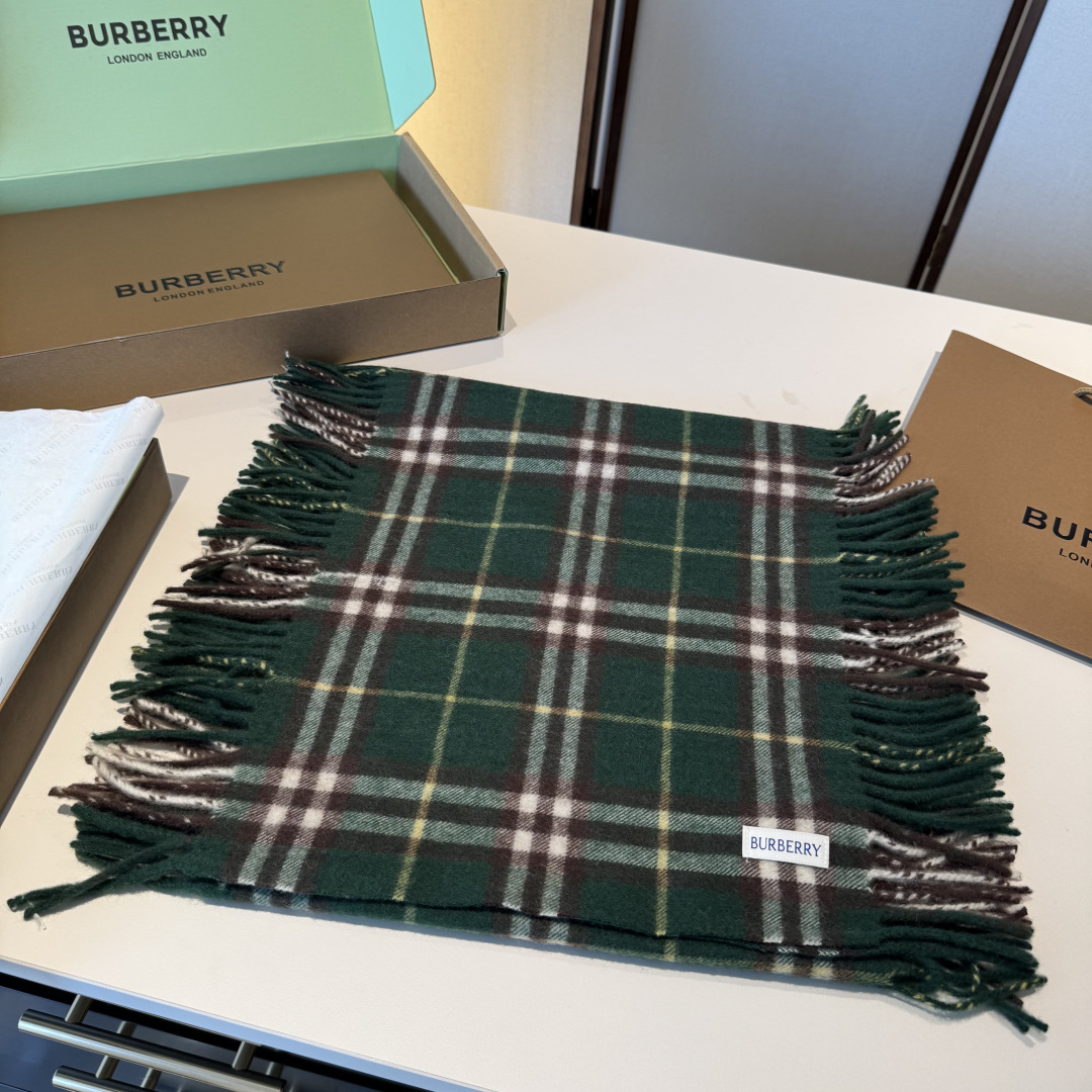 ✨✨【B家蜈蚣巾】金靖同款新品到货！采用内蒙古顶级羊绒毛，最新款男女通用情侣款👫重磅推荐💥 经典的格子，