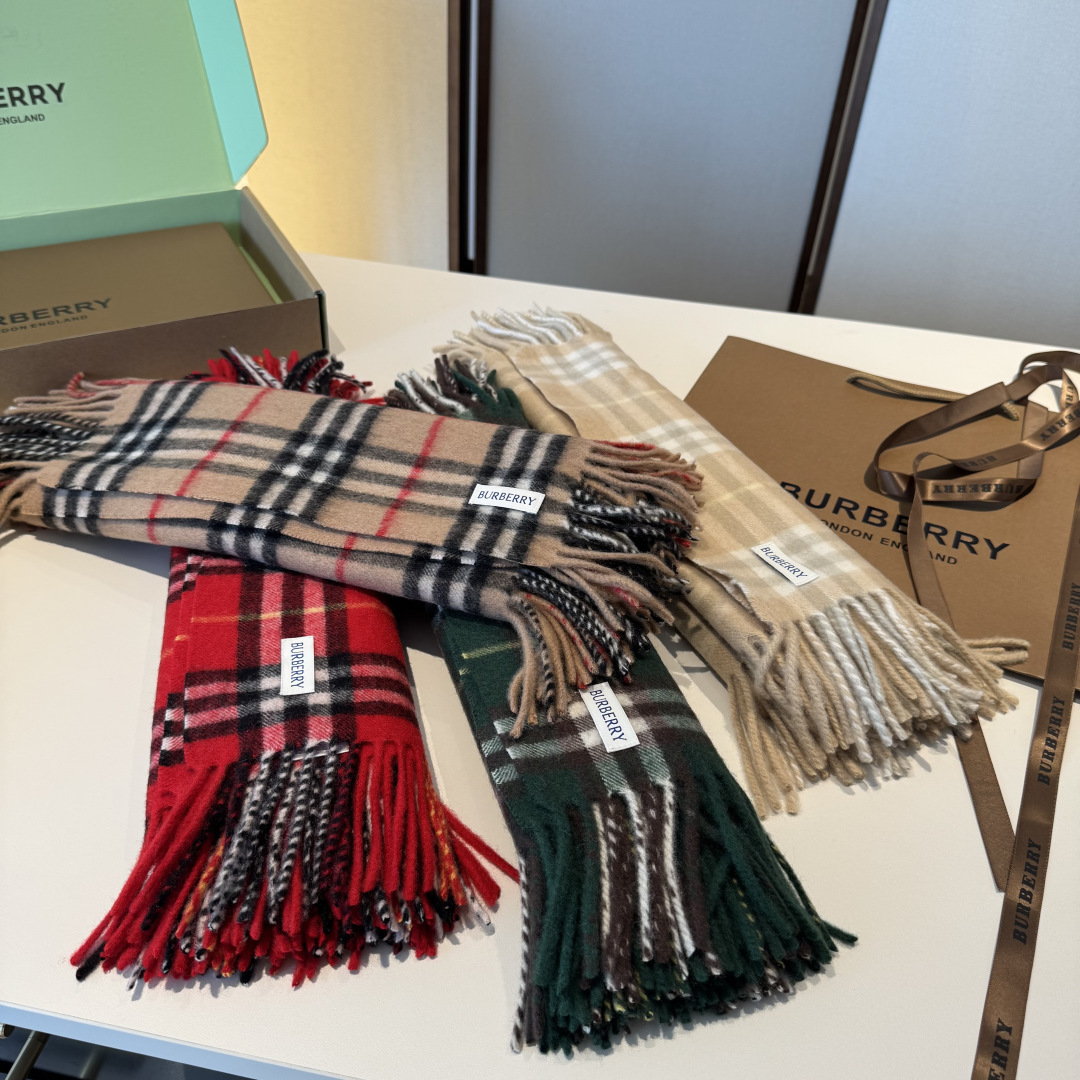 ✨✨【B家蜈蚣巾】金靖同款新品到货！采用内蒙古顶级羊绒毛，最新款男女通用情侣款👫重磅推荐💥 经典的格子，