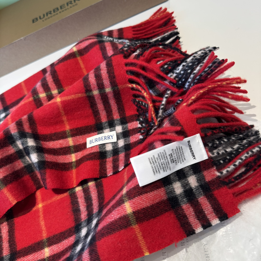 ✨✨【B家蜈蚣巾】金靖同款新品到货！采用内蒙古顶级羊绒毛，最新款男女通用情侣款👫重磅推荐💥 经典的格子，