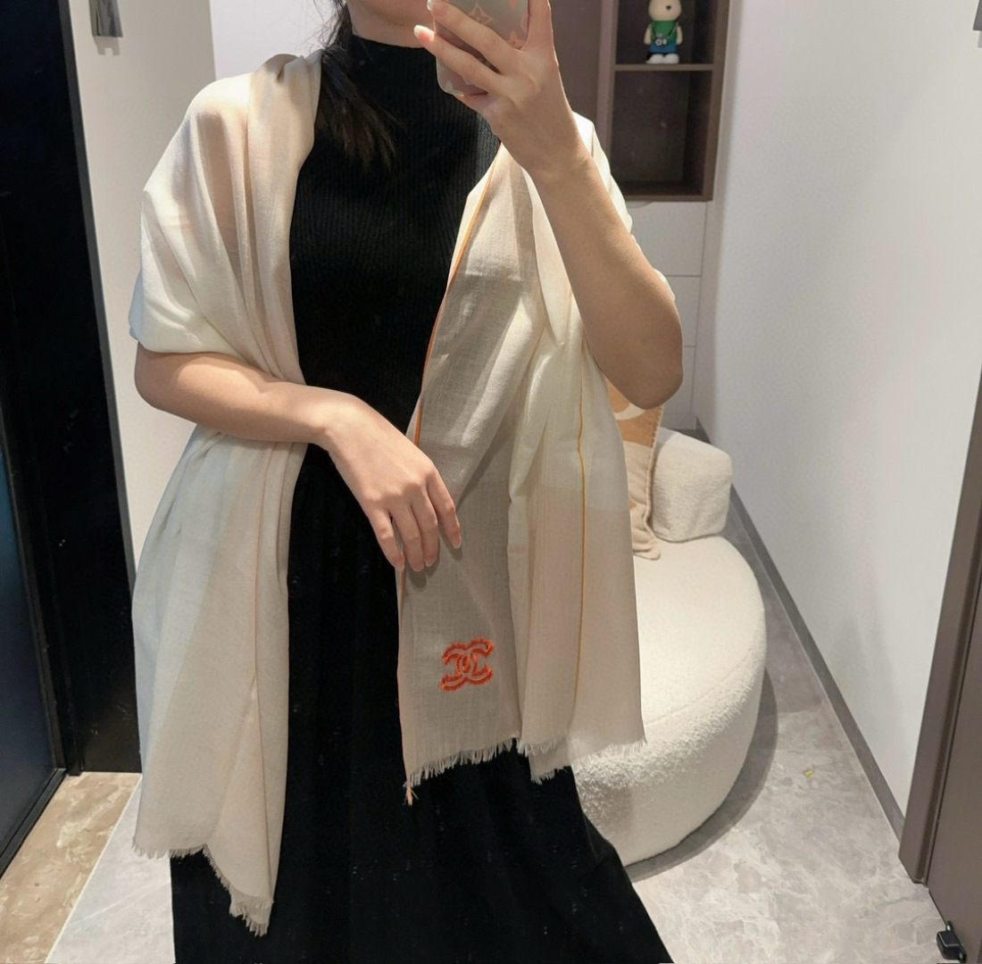 重点推荐！！！高级舒适时髦气质，相信我的就收吧！香奈儿这款触动内心的柔美围巾，无法模仿的颜色和气质！！！