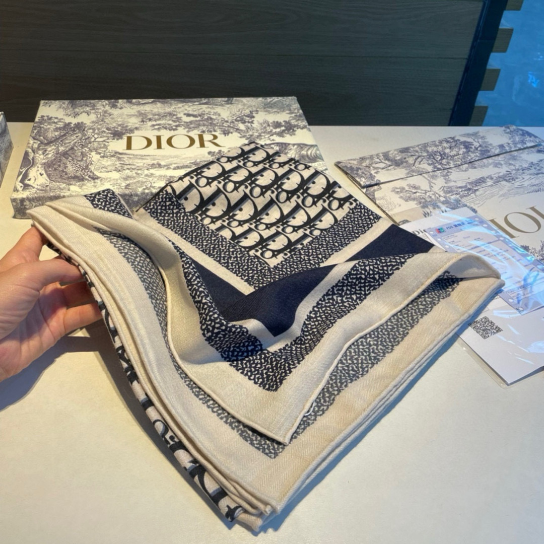 推荐💕140丝绒方巾双面异色羊绒方巾‼️D家ZG爆款立体呈现图案纹路实物档次极高特殊工艺高端研发惊艳问世