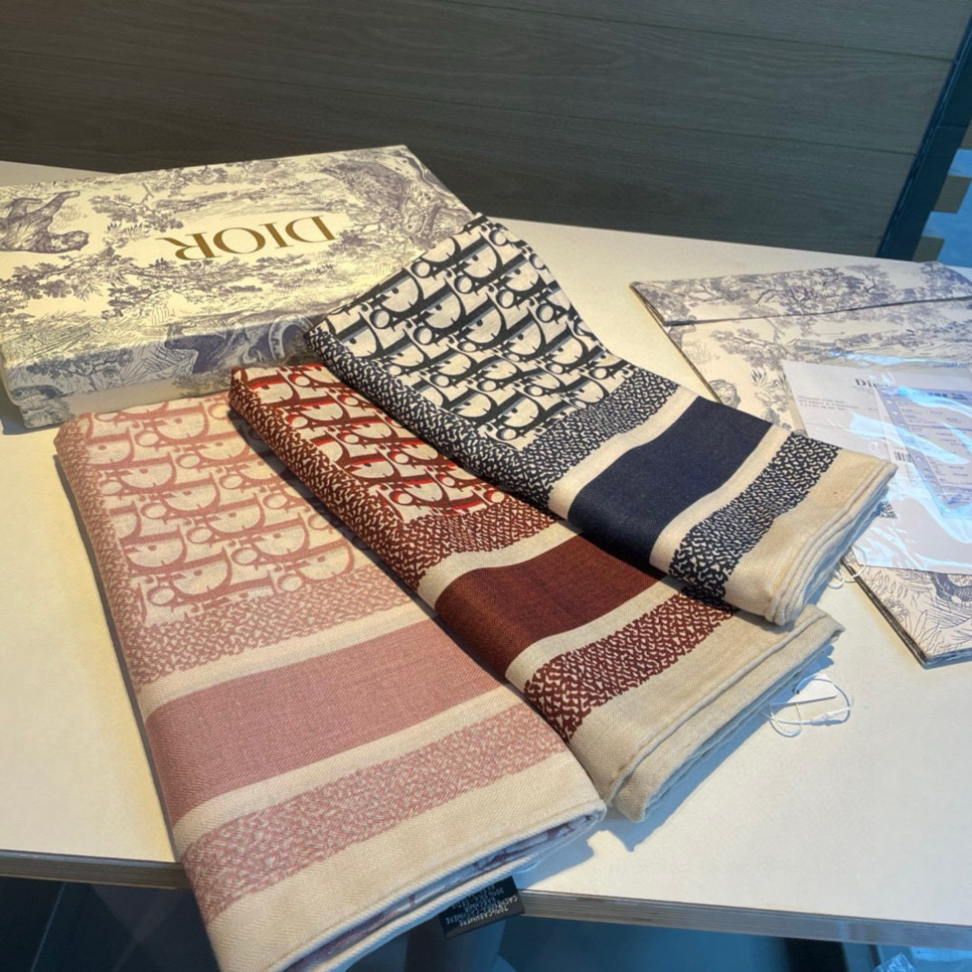 推荐💕140丝绒方巾双面异色羊绒方巾‼️D家ZG爆款立体呈现图案纹路实物档次极高特殊工艺高端研发惊艳问世