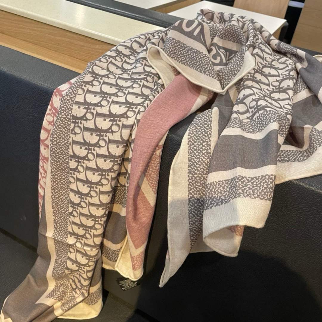 推荐💕140丝绒方巾双面异色羊绒方巾‼️D家ZG爆款立体呈现图案纹路实物档次极高特殊工艺高端研发惊艳问世