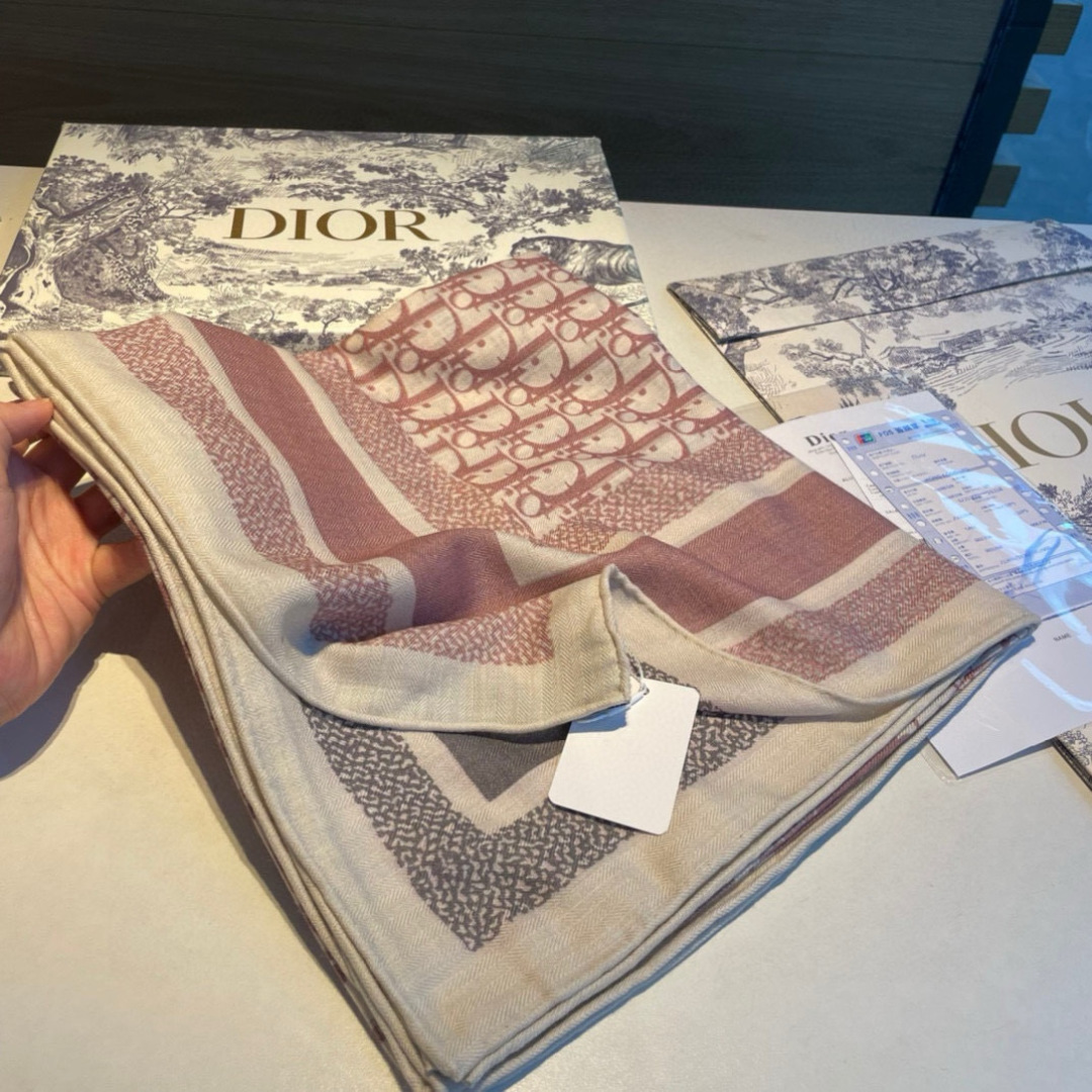 推荐💕140丝绒方巾双面异色羊绒方巾‼️D家ZG爆款立体呈现图案纹路实物档次极高特殊工艺高端研发惊艳问世