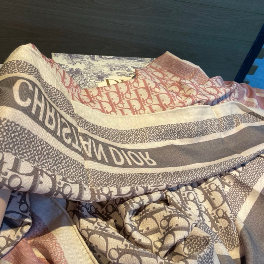 推荐💕140丝绒方巾双面异色羊绒方巾‼️D家ZG爆款立体呈现图案纹路实物档次极高特殊工艺高端研发惊艳问世