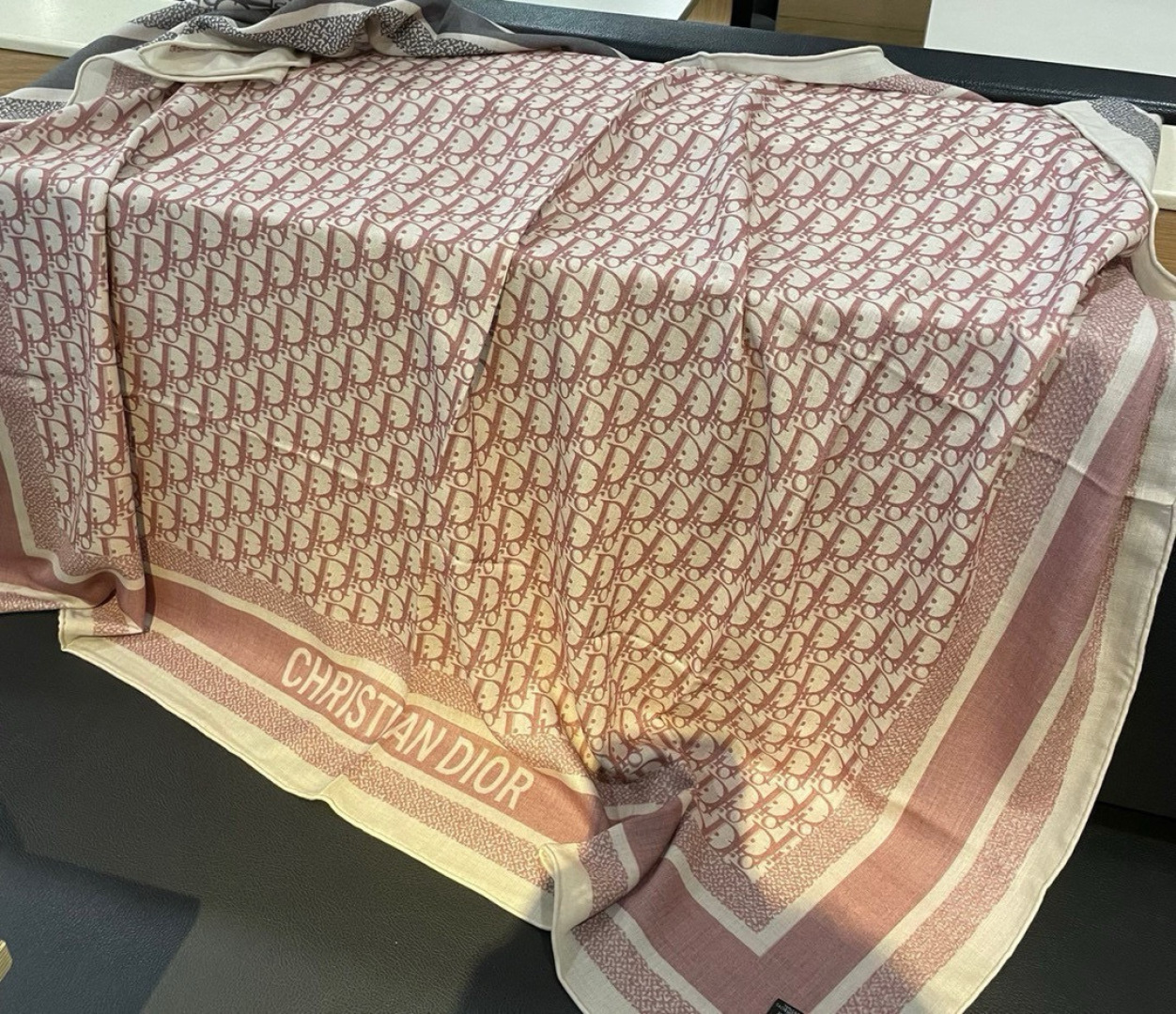 推荐💕140丝绒方巾双面异色羊绒方巾‼️D家ZG爆款立体呈现图案纹路实物档次极高特殊工艺高端研发惊艳问世