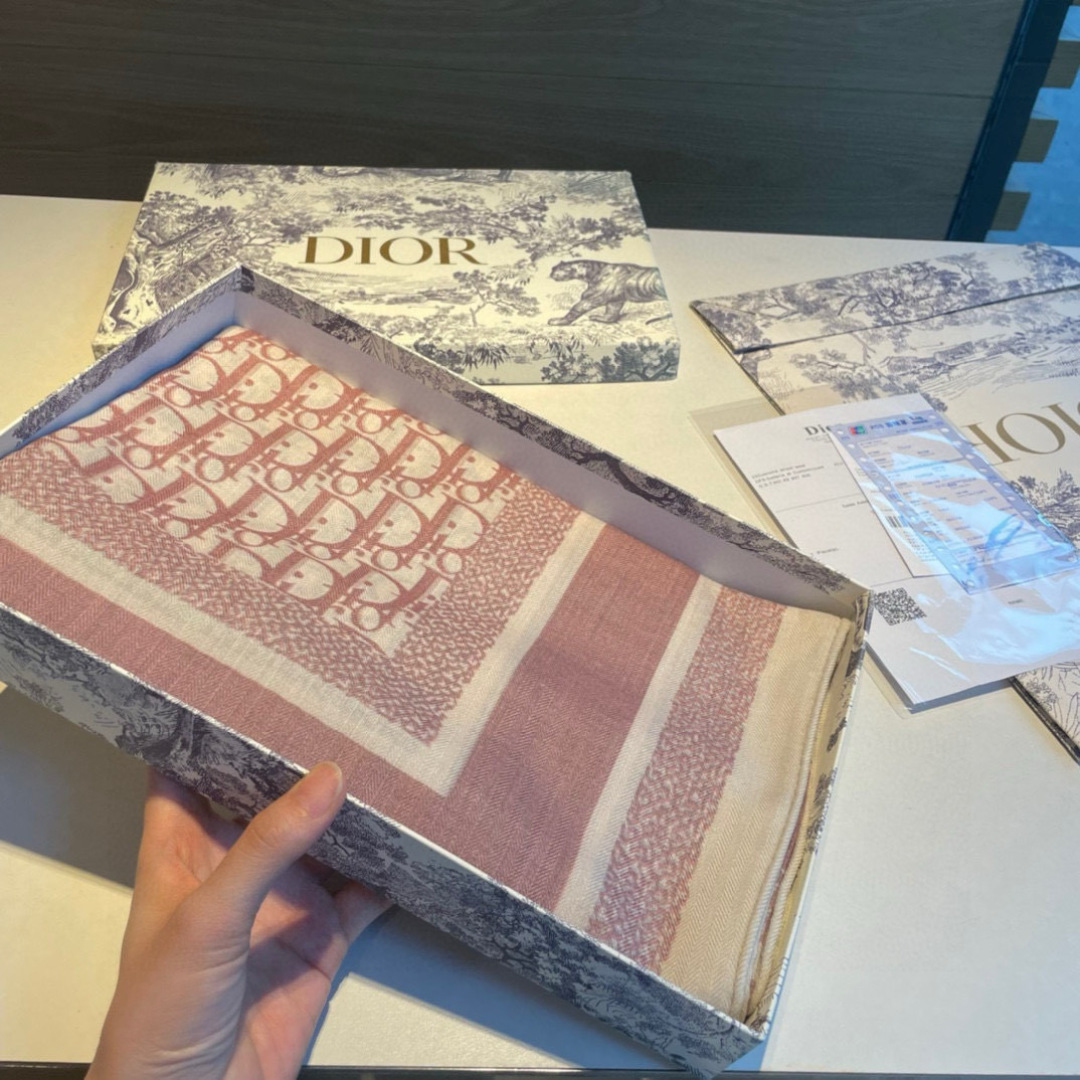 推荐💕140丝绒方巾双面异色羊绒方巾‼️D家ZG爆款立体呈现图案纹路实物档次极高特殊工艺高端研发惊艳问世