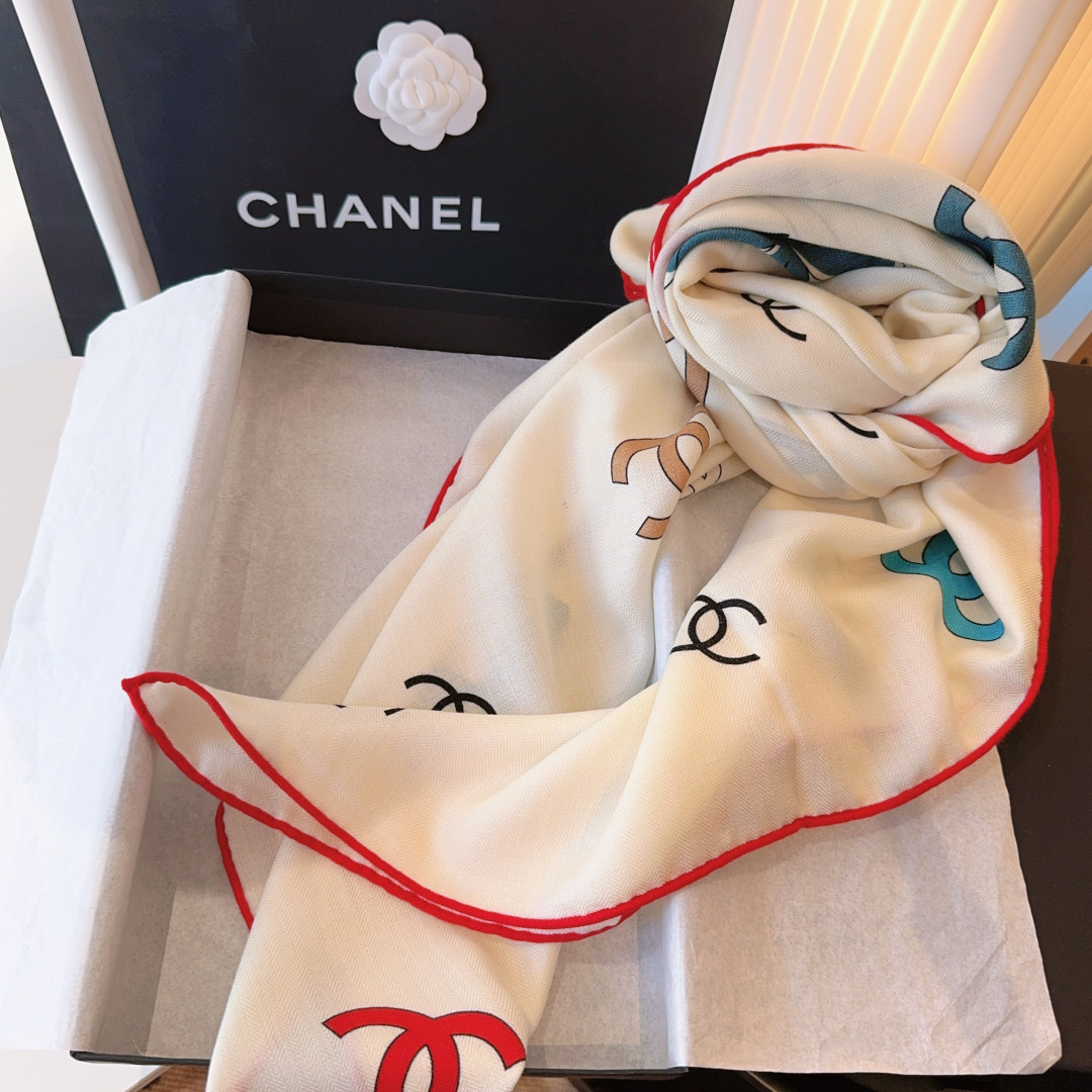 经典茶花优雅Coco风，Chanel最新菱格丝绒大方巾~气质到骨子里，香奶奶新一季的面料超高级，真心超级