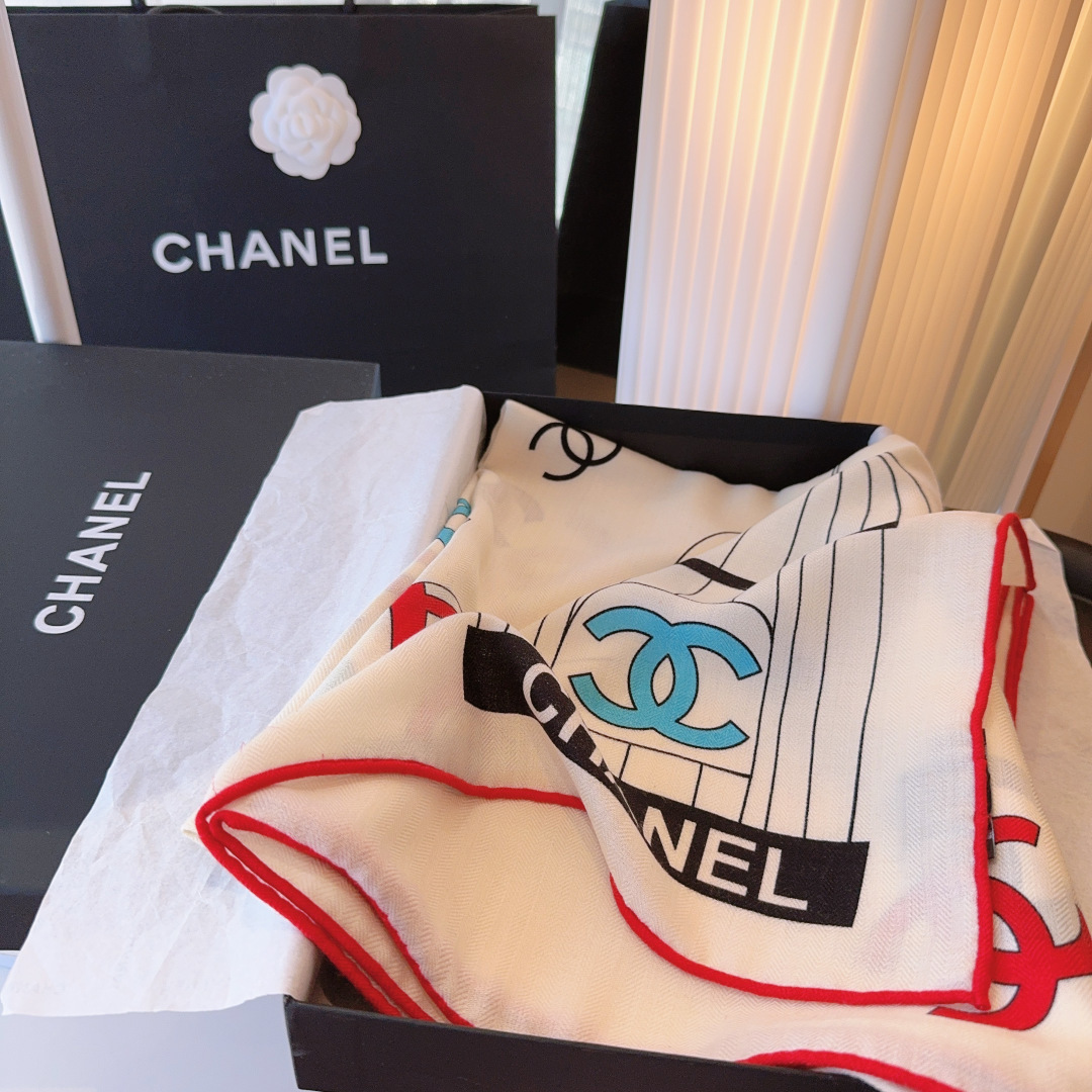 经典茶花优雅Coco风，Chanel最新菱格丝绒大方巾~气质到骨子里，香奶奶新一季的面料超高级，真心超级