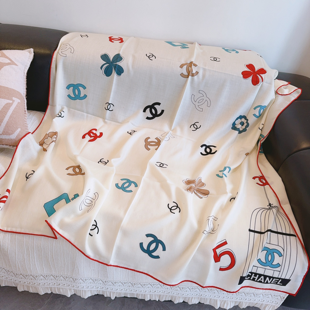 经典茶花优雅Coco风，Chanel最新菱格丝绒大方巾~气质到骨子里，香奶奶新一季的面料超高级，真心超级