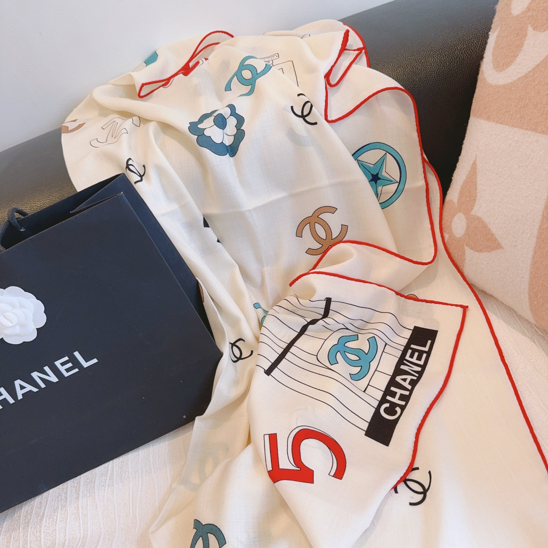 经典茶花优雅Coco风，Chanel最新菱格丝绒大方巾~气质到骨子里，香奶奶新一季的面料超高级，真心超级