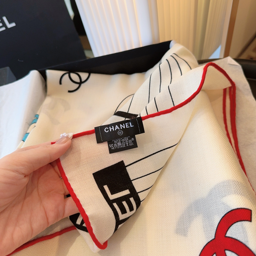 经典茶花优雅Coco风，Chanel最新菱格丝绒大方巾~气质到骨子里，香奶奶新一季的面料超高级，真心超级