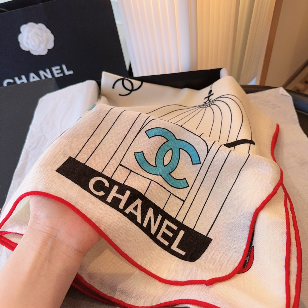 经典茶花优雅Coco风，Chanel最新菱格丝绒大方巾~气质到骨子里，香奶奶新一季的面料超高级，真心超级