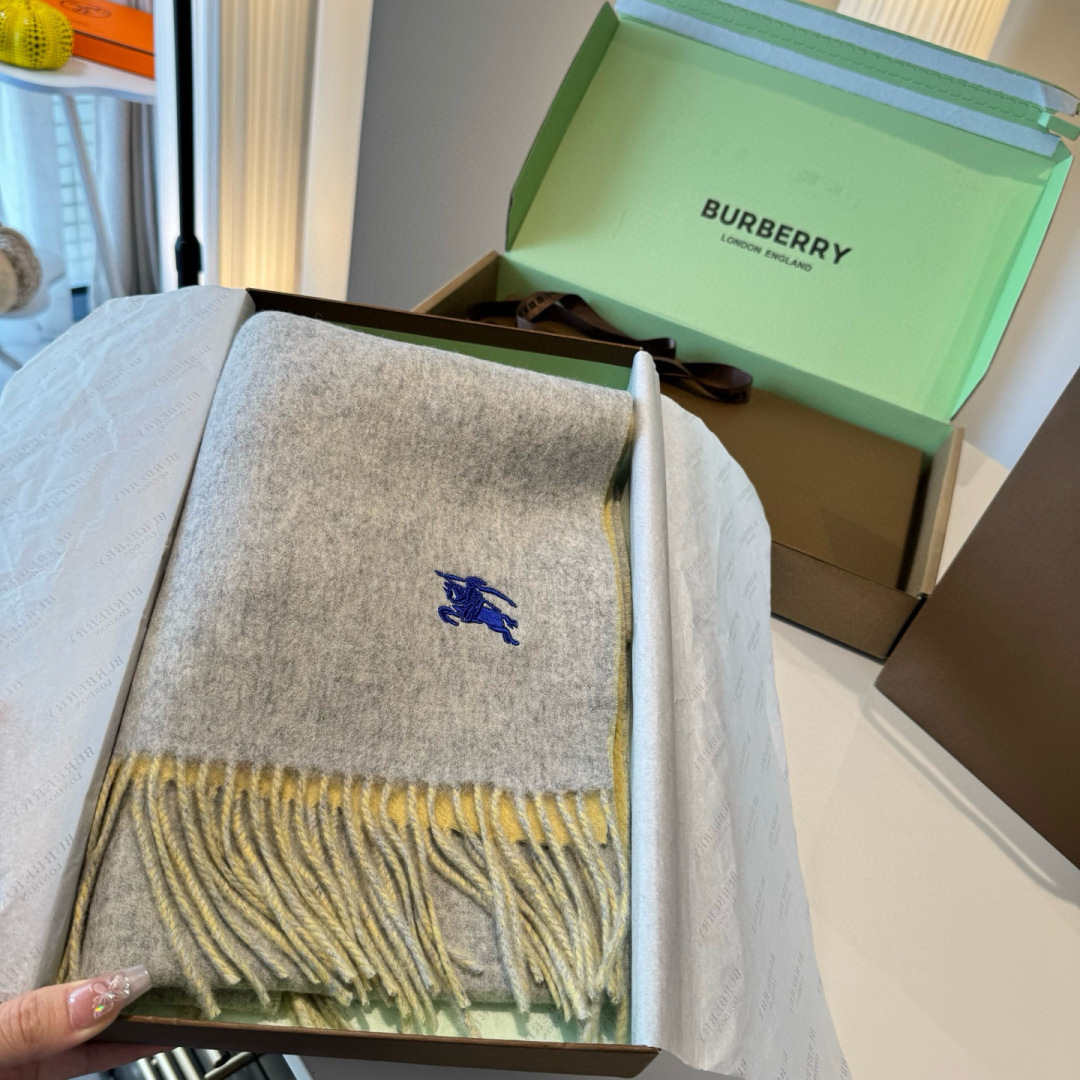 ✨✨Burberry · 巴宝莉双面围巾❗好看的要疯掉了，太有型太有魅力了❗❗非常斯文时尚的秋冬单品！真