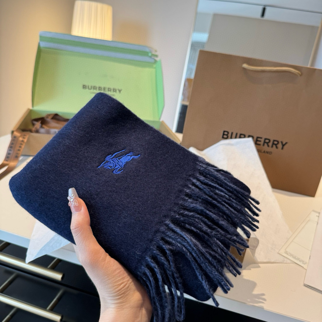 ✨✨Burberry · 巴宝莉双面围巾❗好看的要疯掉了，太有型太有魅力了❗❗非常斯文时尚的秋冬单品！真
