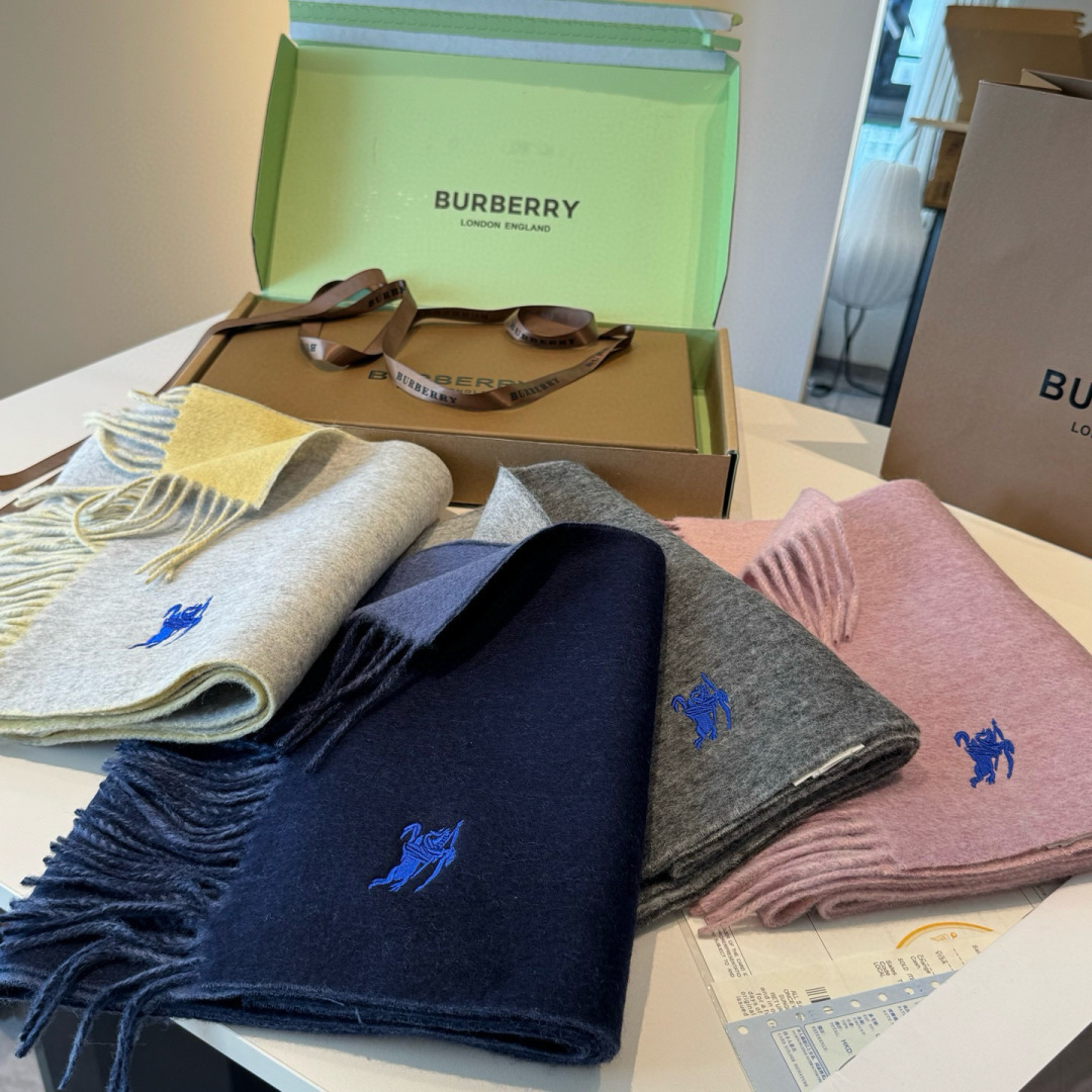 ✨✨Burberry · 巴宝莉双面围巾❗好看的要疯掉了，太有型太有魅力了❗❗非常斯文时尚的秋冬单品！真