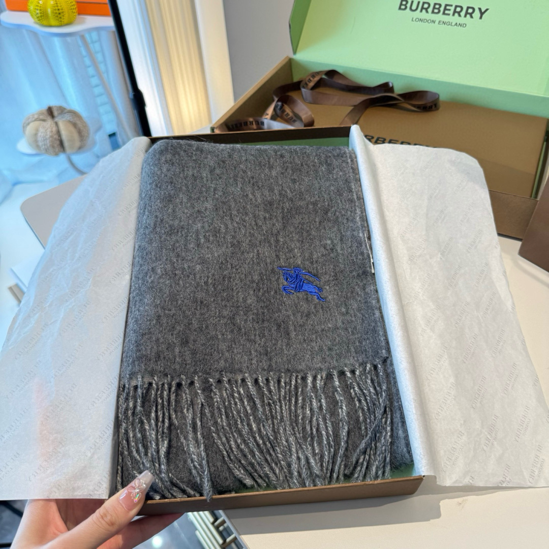 ✨✨Burberry · 巴宝莉双面围巾❗好看的要疯掉了，太有型太有魅力了❗❗非常斯文时尚的秋冬单品！真
