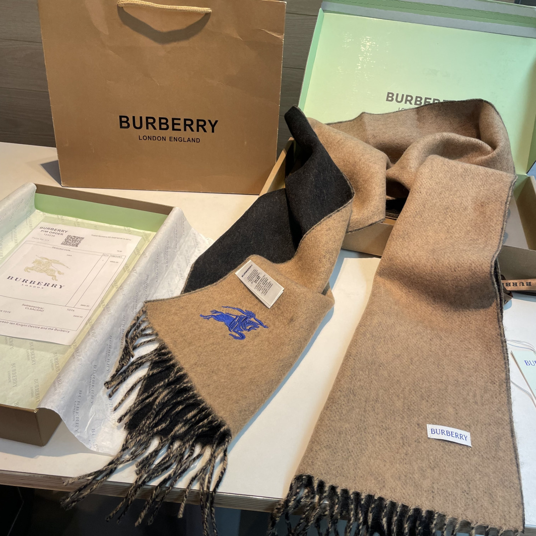 ✨✨Burberry · 巴宝莉双面围巾❗好看的要疯掉了，太有型太有魅力了❗❗非常斯文时尚的秋冬单品！真