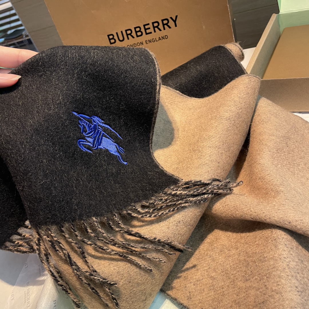 ✨✨Burberry · 巴宝莉双面围巾❗好看的要疯掉了，太有型太有魅力了❗❗非常斯文时尚的秋冬单品！真