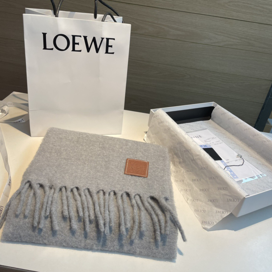 【▪❤️️Loewe超美新款马海毛围巾！超级推荐入手！】质感好货！罗意威主打的马海毛围巾~据说超难买哦！