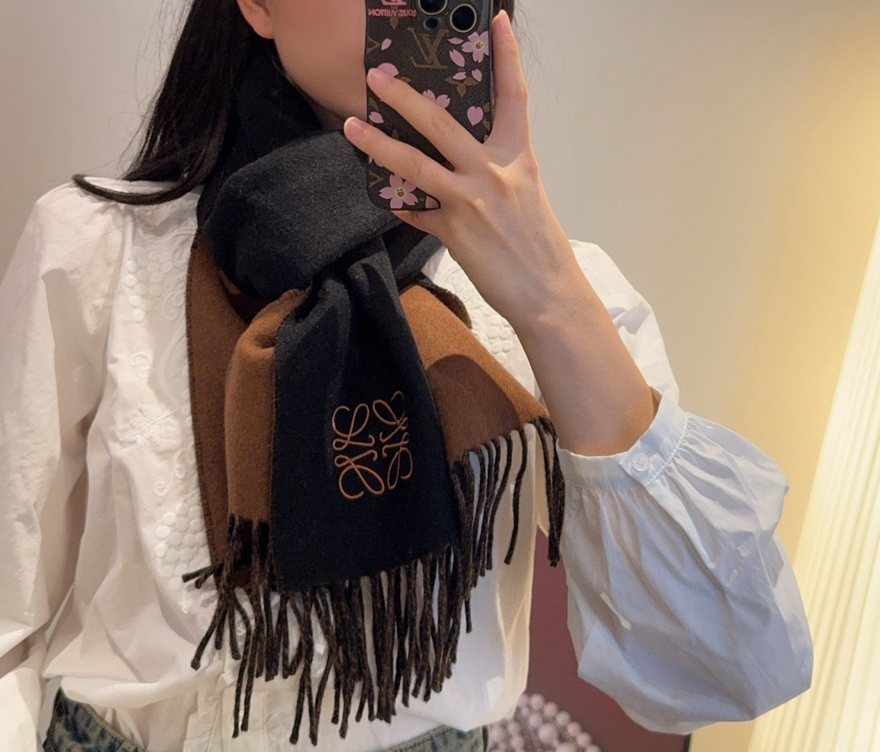 上新！Loewe · 罗意威️难得一见的温柔配色，低调又不失优雅❗️】重点推荐❗️双面配色，一条围巾两种