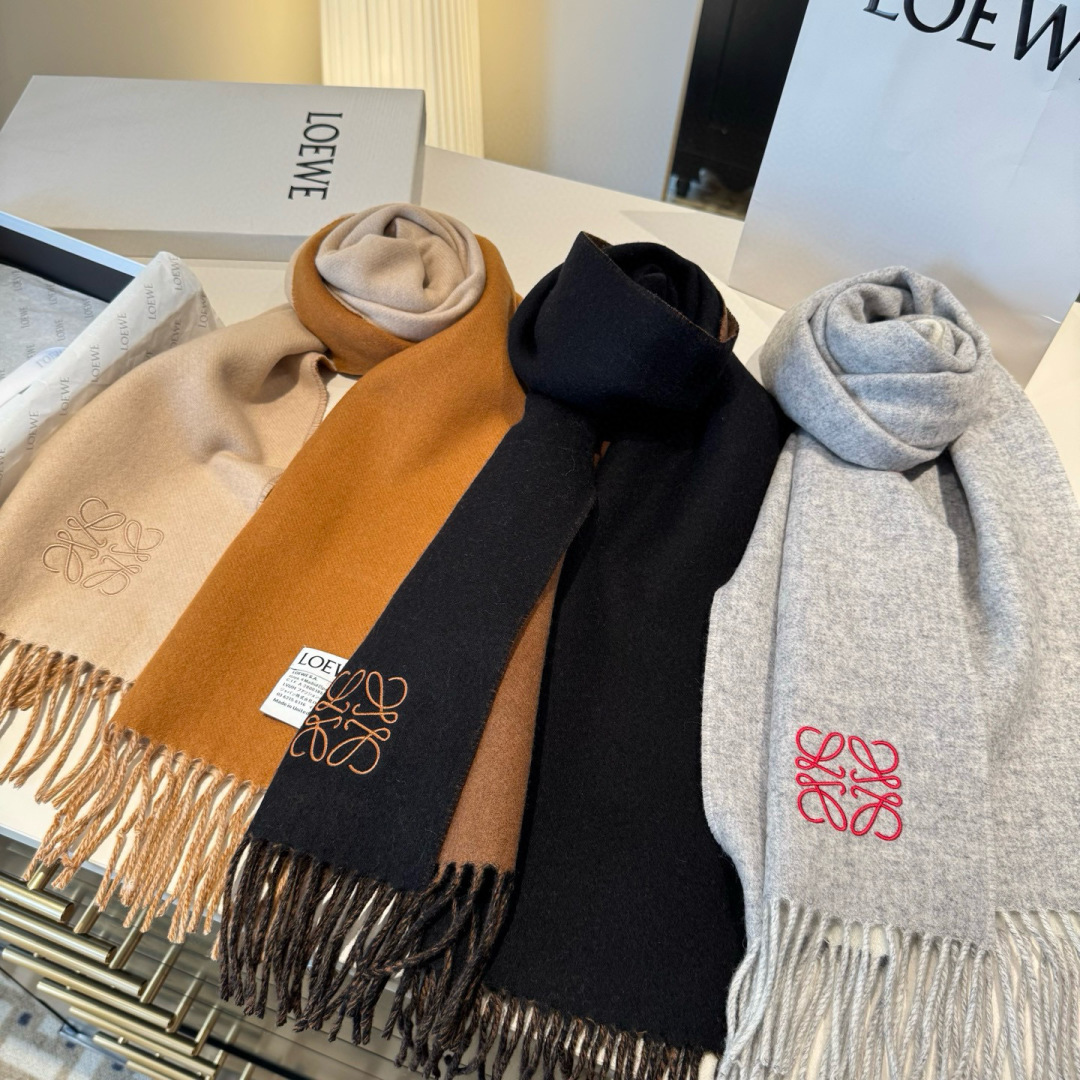 上新！Loewe · 罗意威️难得一见的温柔配色，低调又不失优雅❗️】重点推荐❗️双面配色，一条围巾两种