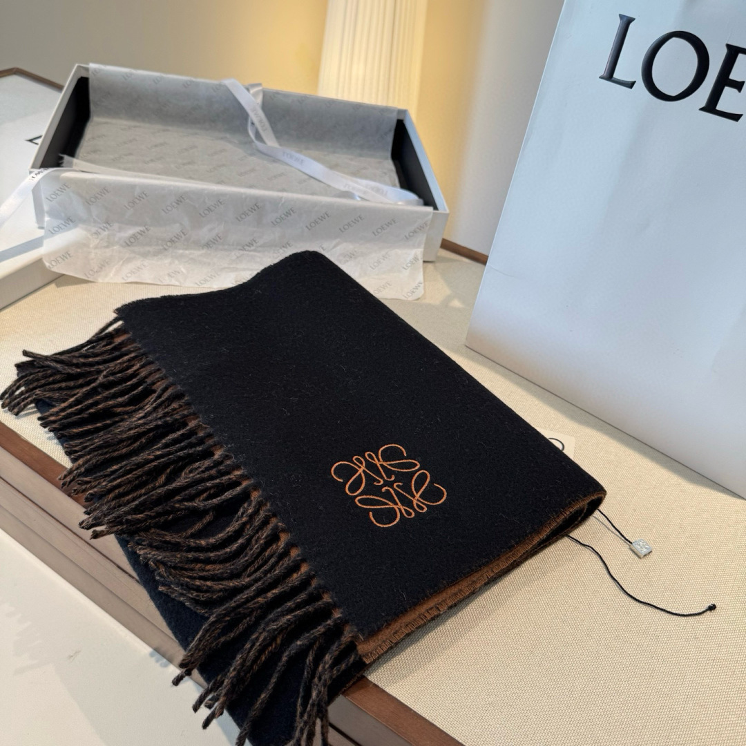 上新！Loewe · 罗意威️难得一见的温柔配色，低调又不失优雅❗️】重点推荐❗️双面配色，一条围巾两种