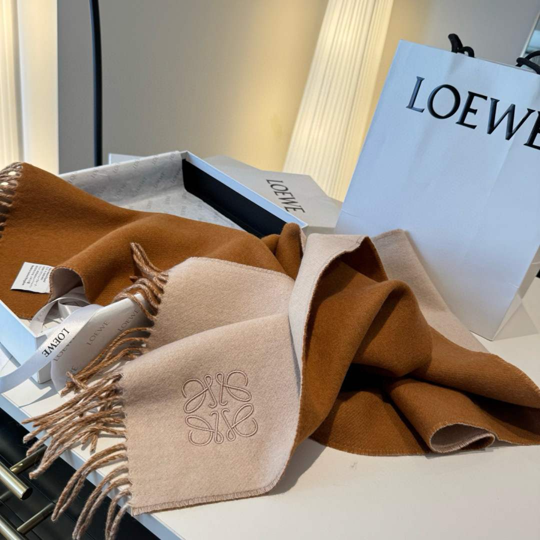 上新！Loewe · 罗意威️难得一见的温柔配色，低调又不失优雅❗️】重点推荐❗️双面配色，一条围巾两种