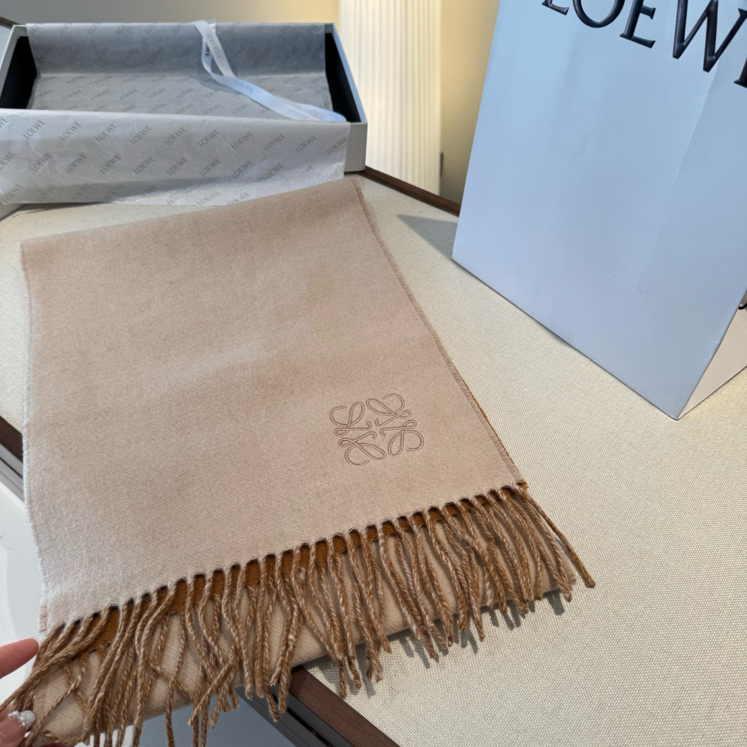 上新！Loewe · 罗意威️难得一见的温柔配色，低调又不失优雅❗️】重点推荐❗️双面配色，一条围巾两种